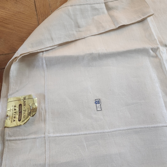 100% Linen Tablecloth Vintage made by Paragon Linens. 52" X 52" square w - Picture 5 of 6